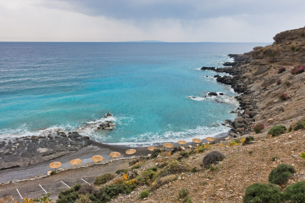 Filaki Beach – offizieller FKK-Strand auf Kreta FKK-Strand Filaki Beach auf Kreta mit türkisfarbenem Wasser, Felsen und Sonnenliegen – ideal für FKK-Fans.