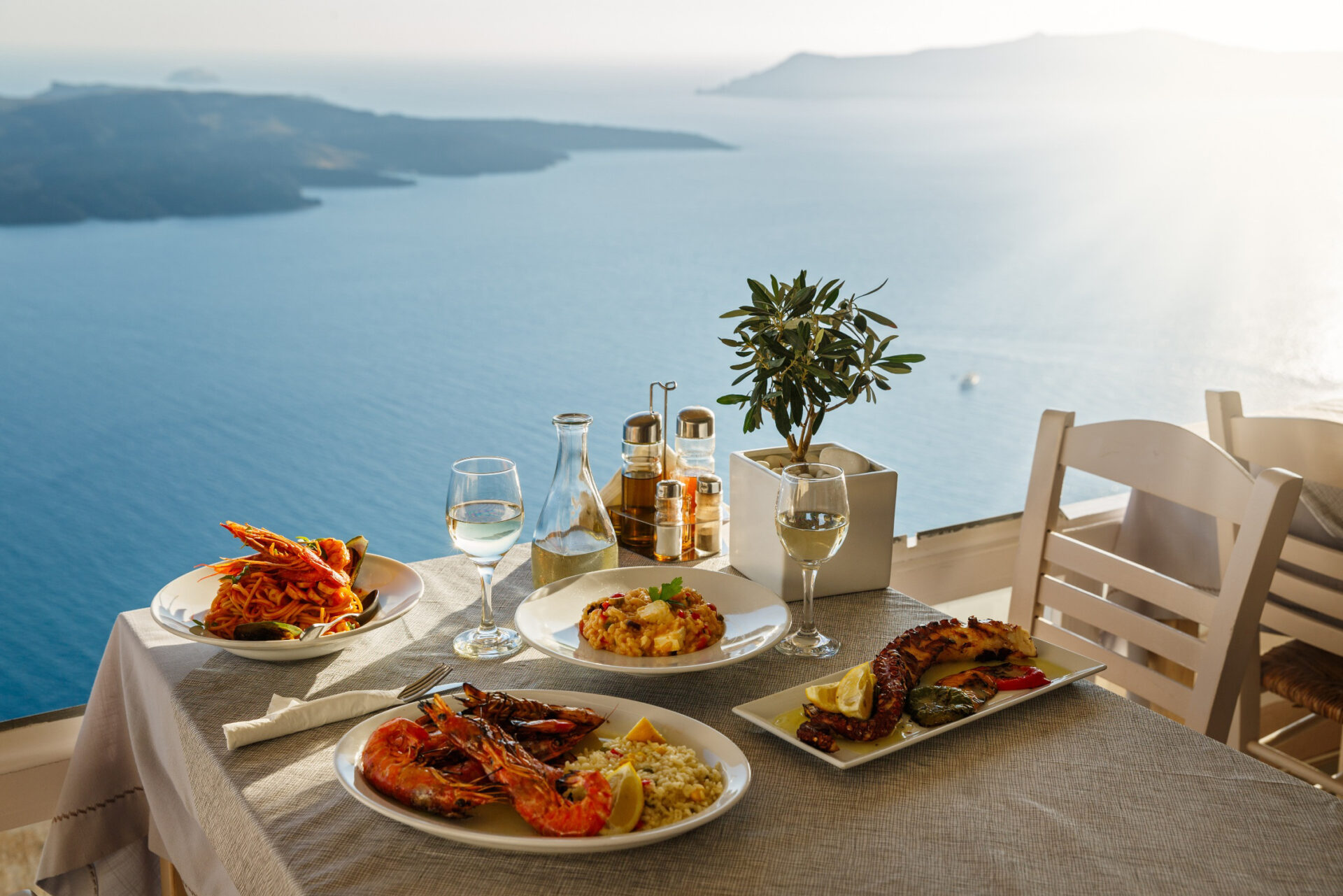 Romantisches Abendessen für zwei auf der griechischen Insel Santorini