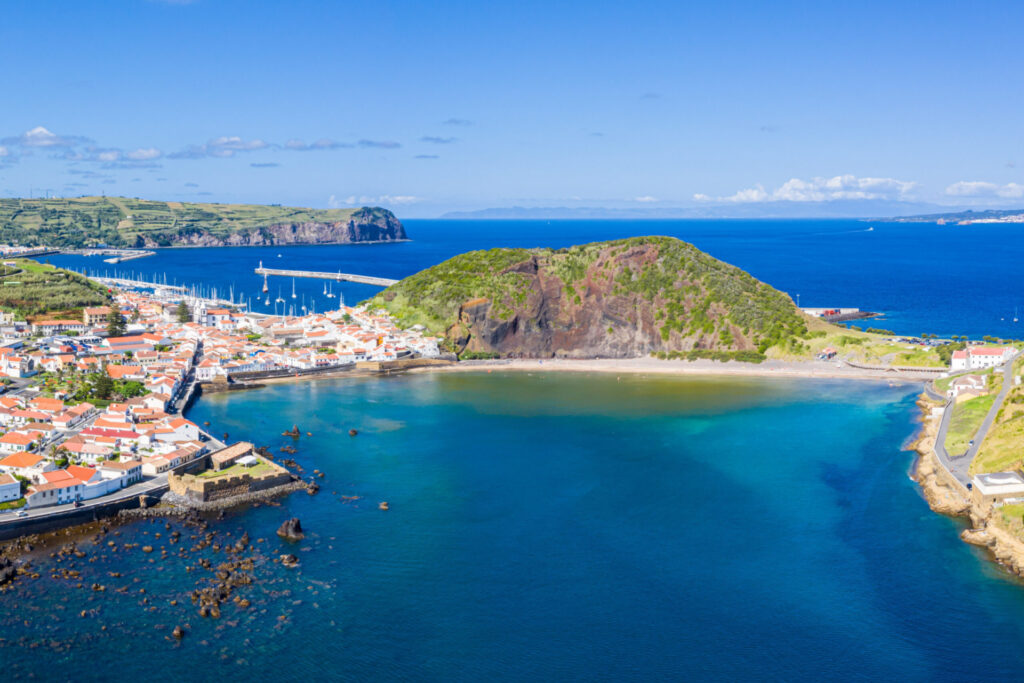 Blick auf die Insel Faial mit der Bucht und dem Monte da Guia bei Horta