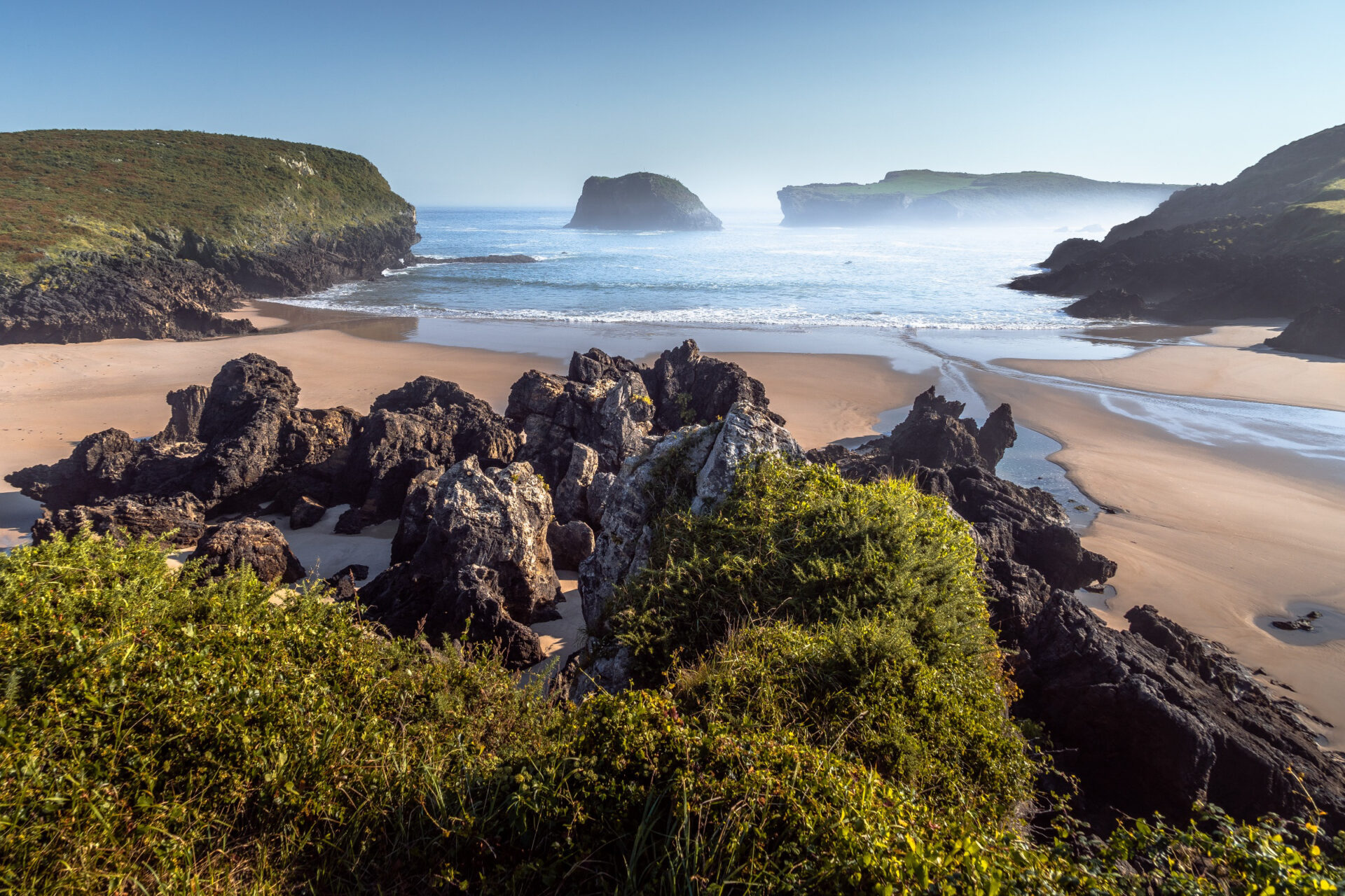 Stimmungsvolles Morgenlicht an der asturischen Küste, Llanes, Asturien, Spanien Stimmungsvolles Morgenlicht an der asturischen Küste, Llanes, Asturien, Spanien