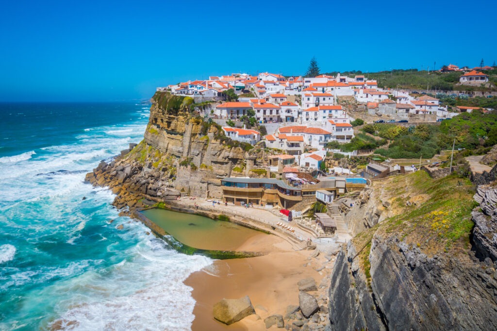 Luftaufnahme der malerischen Küste von Azenhas do Mar bei Lissabon mit weißen Häusern auf Felsen über dem Atlantik