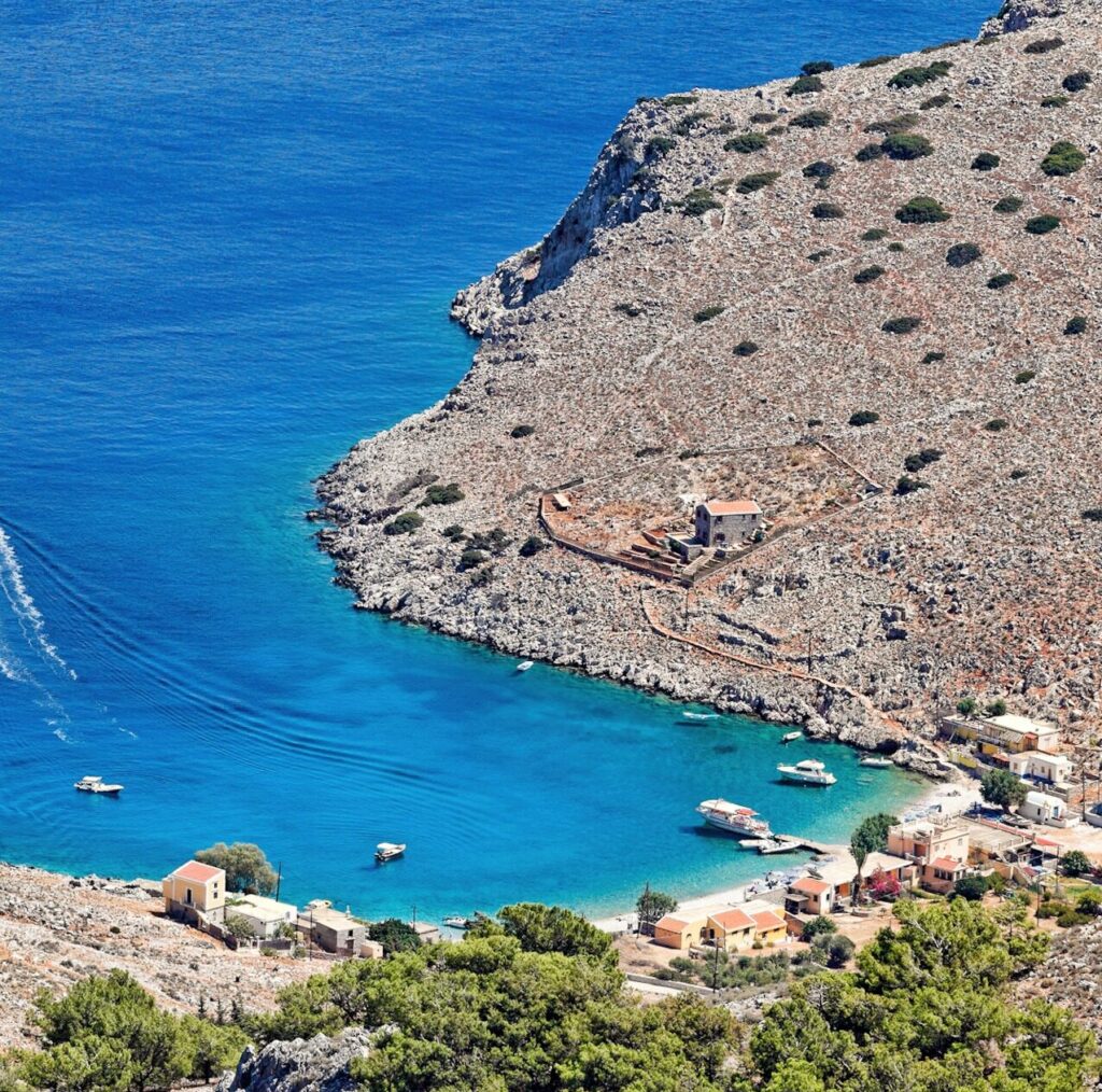 Marathounda Beach – Symi: FKK-Kieselstrand mit Ziegen und türkisblauem Wasser Marathounda Beach, Symi, Griechenland – Kiesstrand, türkisfarbenes Wasser, Natur, Ziegen