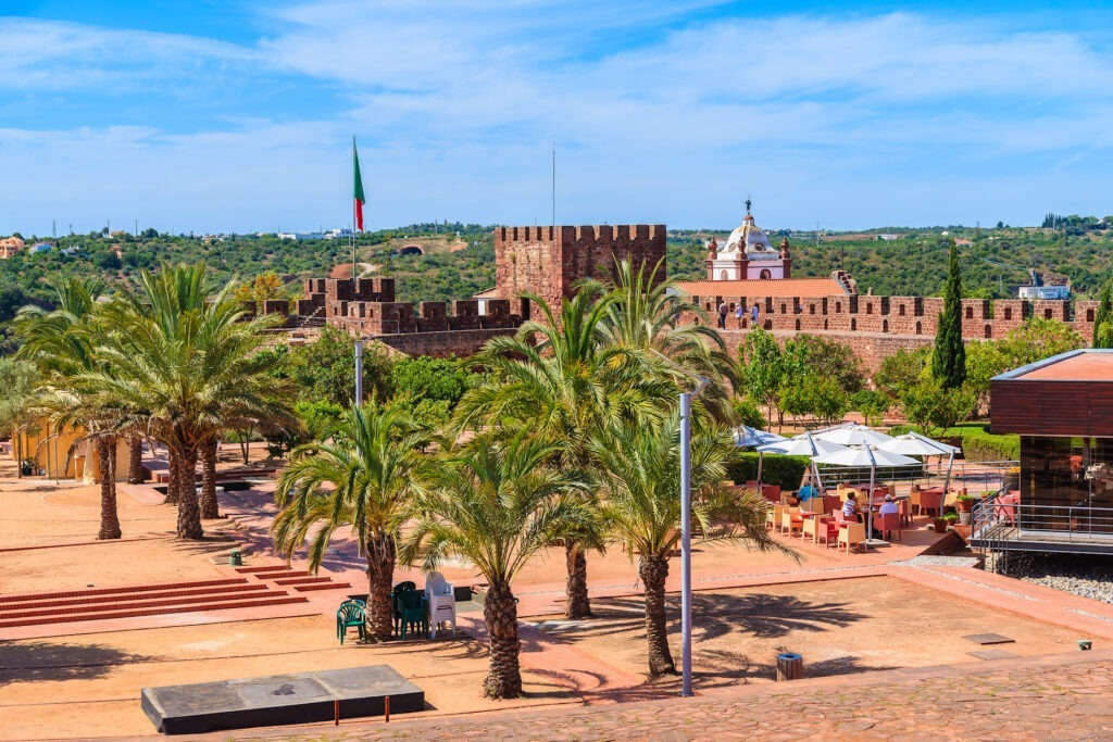 Burg von Silves mit Palmen – Algarve, Portugal