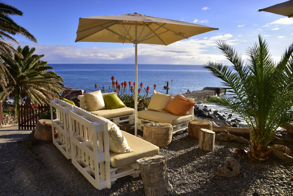 FKK-freundliche Strandpromenade in Taurito auf Gran Canaria mit Palmen, Sonnenschein und direktem Zugang zum Strand – ideales FKK-Reiseziel im Winter
