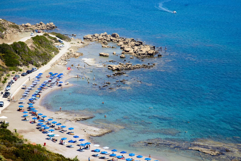Mandómata Beach – FKK-Strand auf Rhodos, Griechenland FKK-Strand Mandómata Beach auf Rhodos – Blick auf Strand, Meer und Liegen, Griechenland