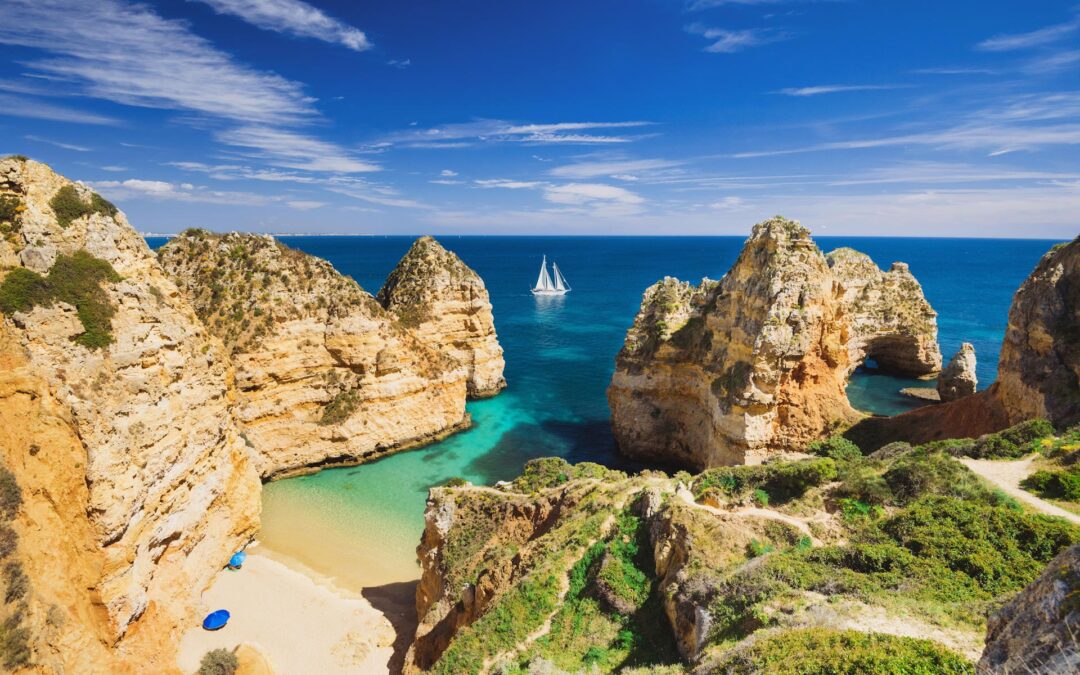 Spektakuläre Felsenküste und türkisblaues Meer an der Algarve bei Lagos – Naturstrand mit ruhigen Badebuchten