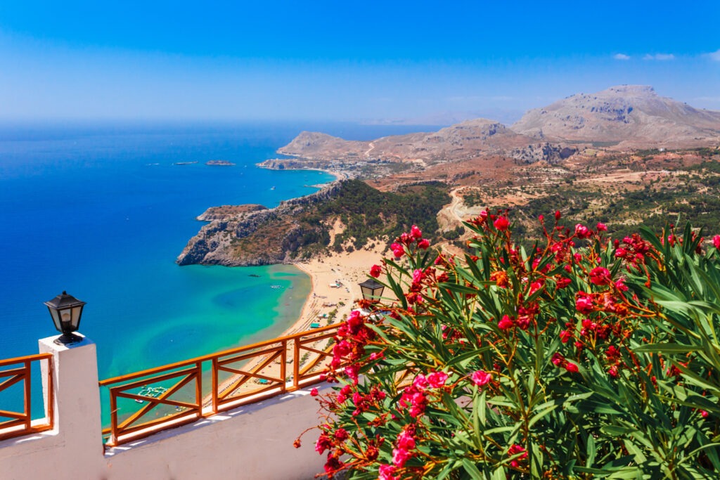 Luftaufnahme Tsambika Beach, Rhodos – goldener Sandstrand und türkisblaues Meer, umgeben von grüner Natur