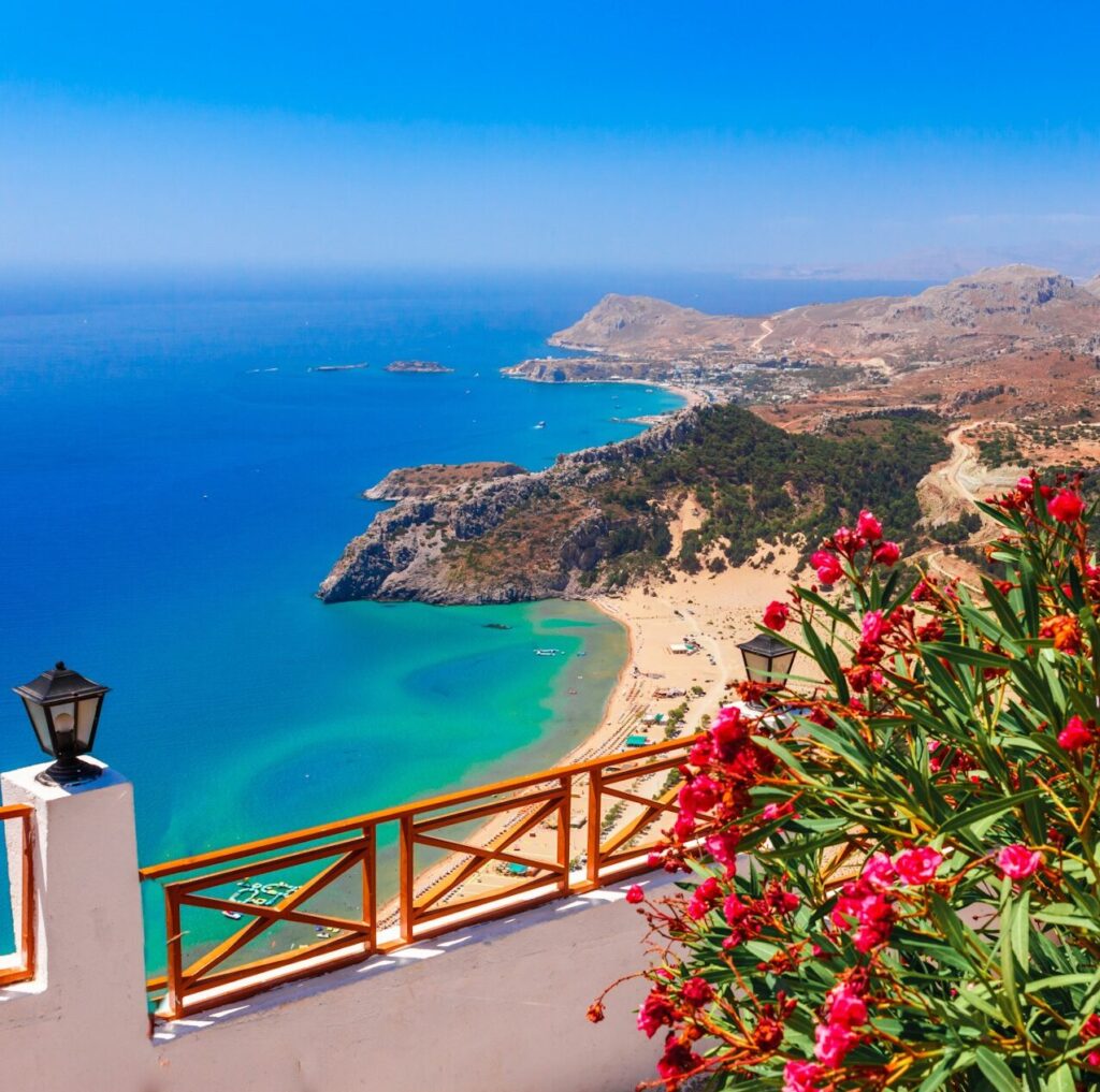 Tsambika Beach, Rhodos – Traumhafter Sandstrand mit Panoramablick Luftaufnahme Tsambika Beach, Rhodos – goldener Sandstrand und türkisblaues Meer, umgeben von grüner Natur