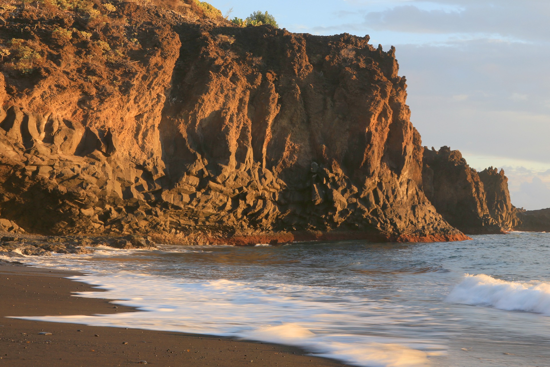 Naturist Beach Charco Verde Lavaküste bei Sonnenuntergang, Insel La Palma