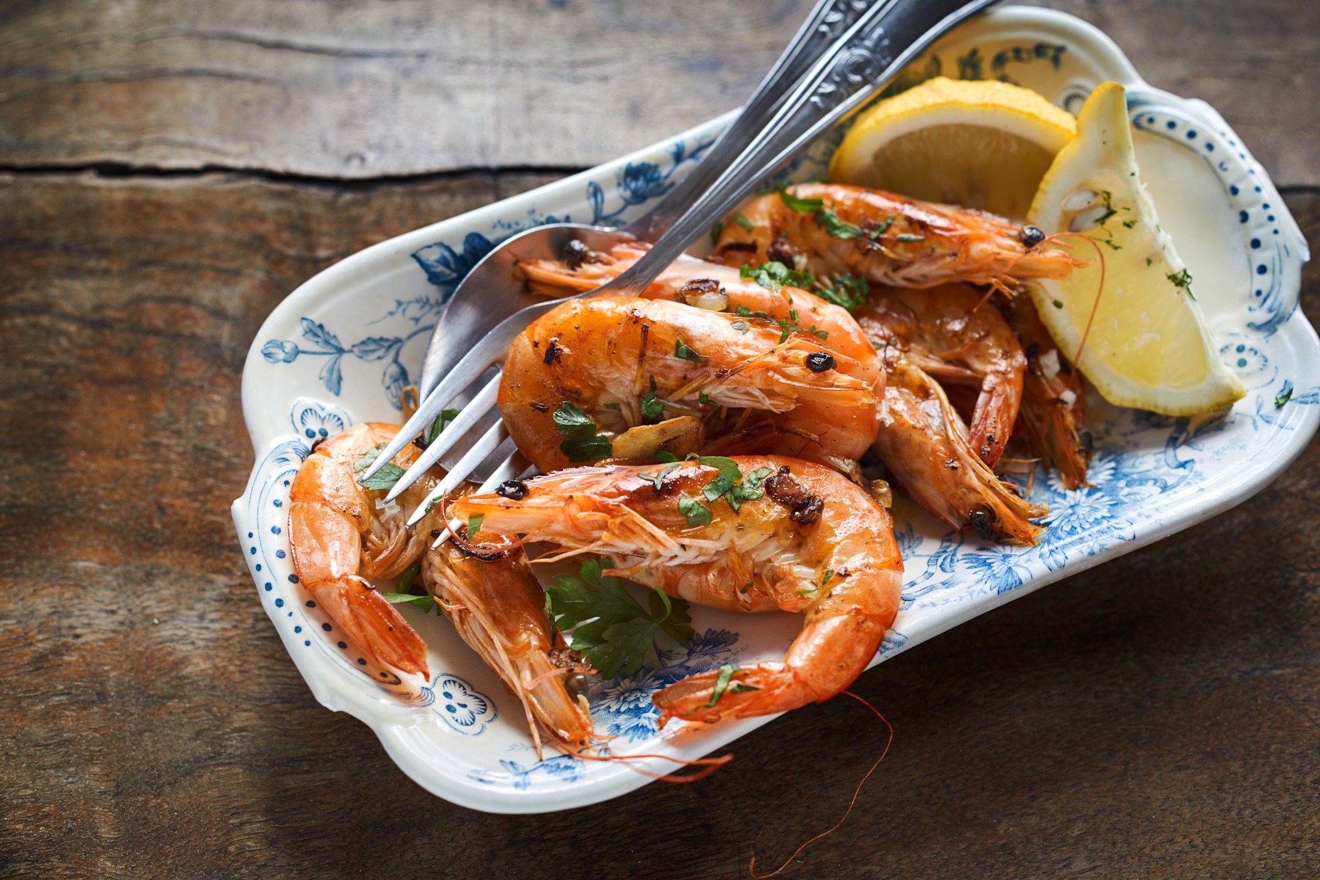 Seafood appetizer of spicy whole grilled prawns 1920x1280 g Seafood appetizer of spicy whole grilled prawns