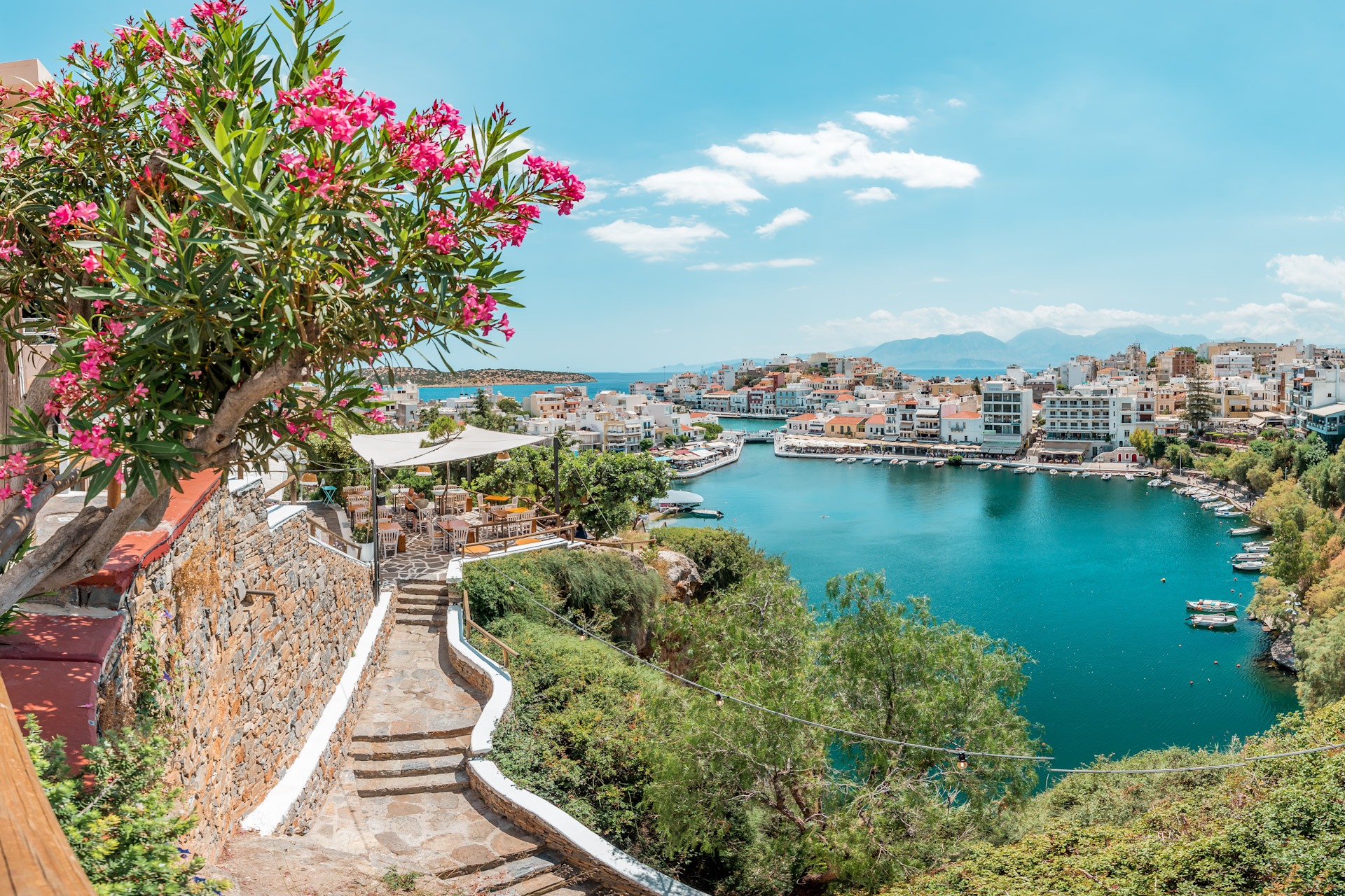 Atemberaubender Blick auf eine Hafenstadt auf Kreta – perfekt für deinen FKK-Urlaub in Griechenland