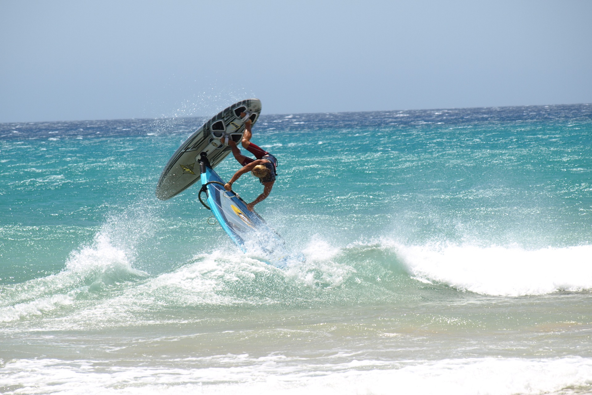 Surfer am Playa de Sotavento auf Fuerteventura
