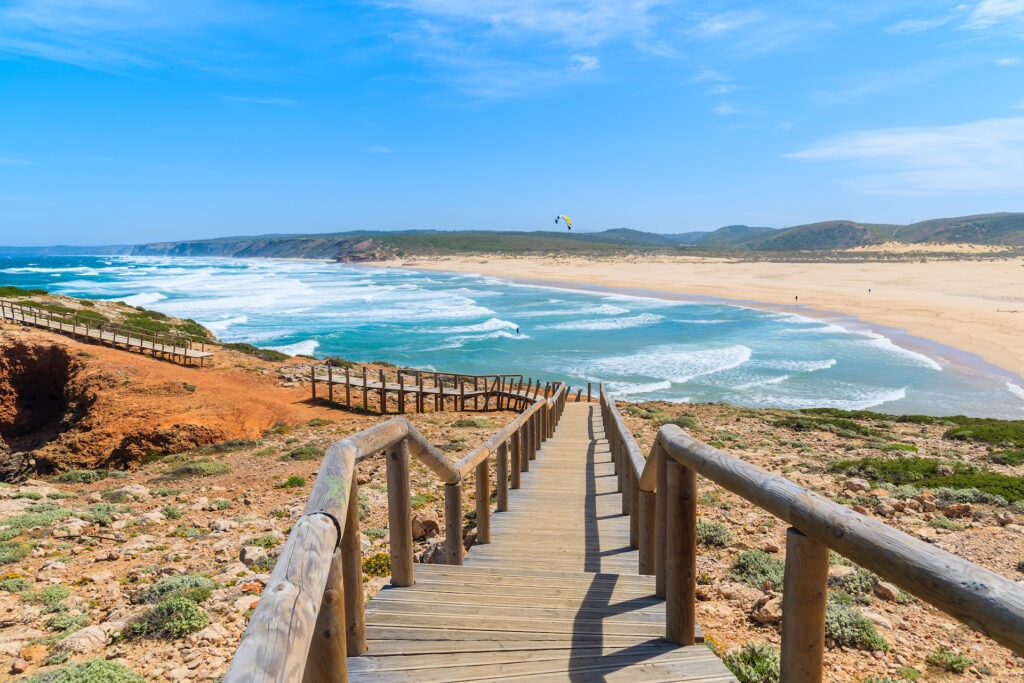 Holzsteg führt zur Küste im Naturpark Costa Vicentina mit Blick auf das Meer