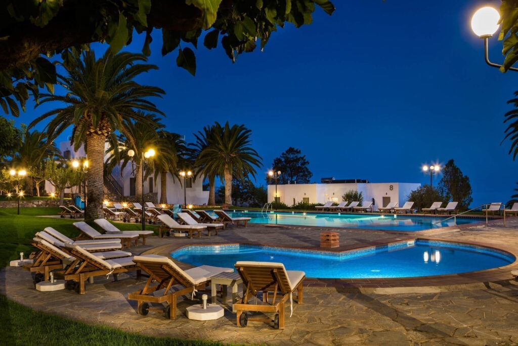 FKK-Resort mit Pool bei Nacht – Entspannung unter PalmenPalmen und entspannter Atmosphäre – ideal für einen Naturistenurlaub am Meer.