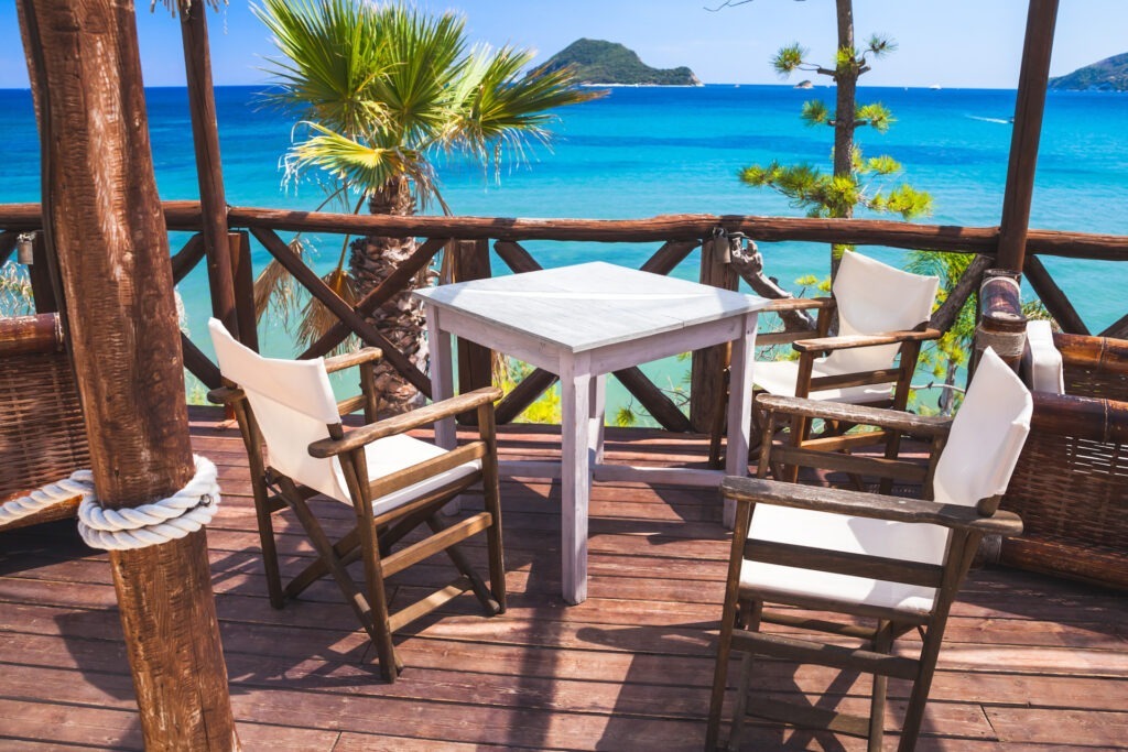 Junge Frau genießt die Sonne am FKK-Strand von Ibiza – entspannter Moment am Meer