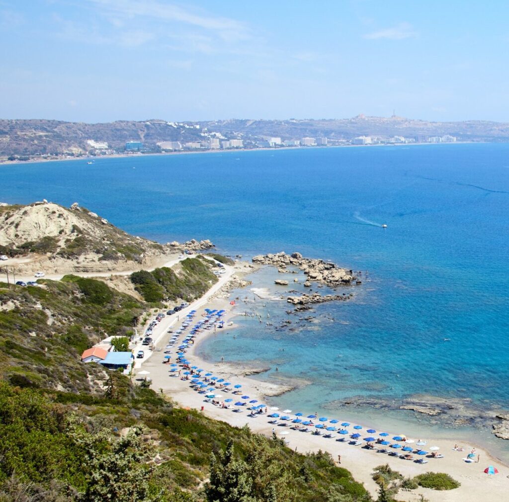 Panorama Mandómata Beach – FKK-Strand bei Faliraki, Rhodos Panorama FKK-Strand Mandómata bei Faliraki, Rhodos – türkisblaues Meer, Natur und Liegen, Griechenland