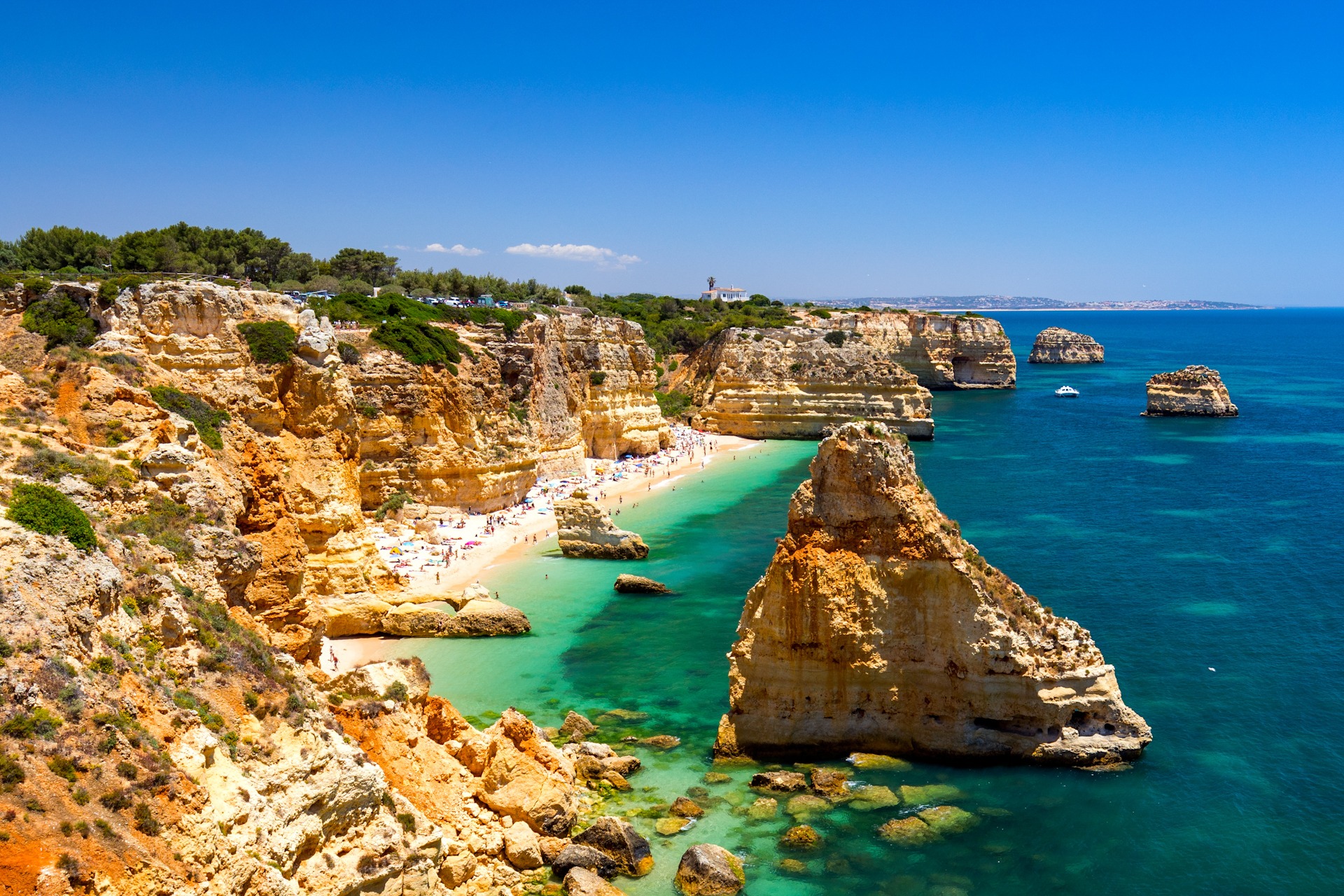 Praia da Marinha, beautiful beach Marinha in Algarve, Portugal. Naturist Resort Vritomaris pool-evning Kreta