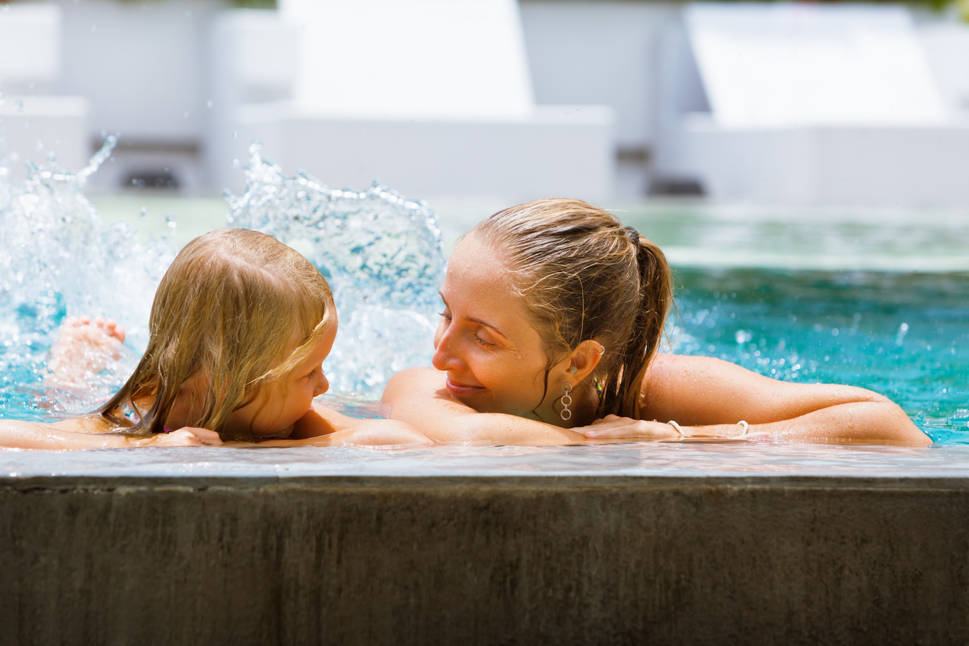 Happy people have fun at pool side edge. 1920x1280 sp FKK-Lifestyle