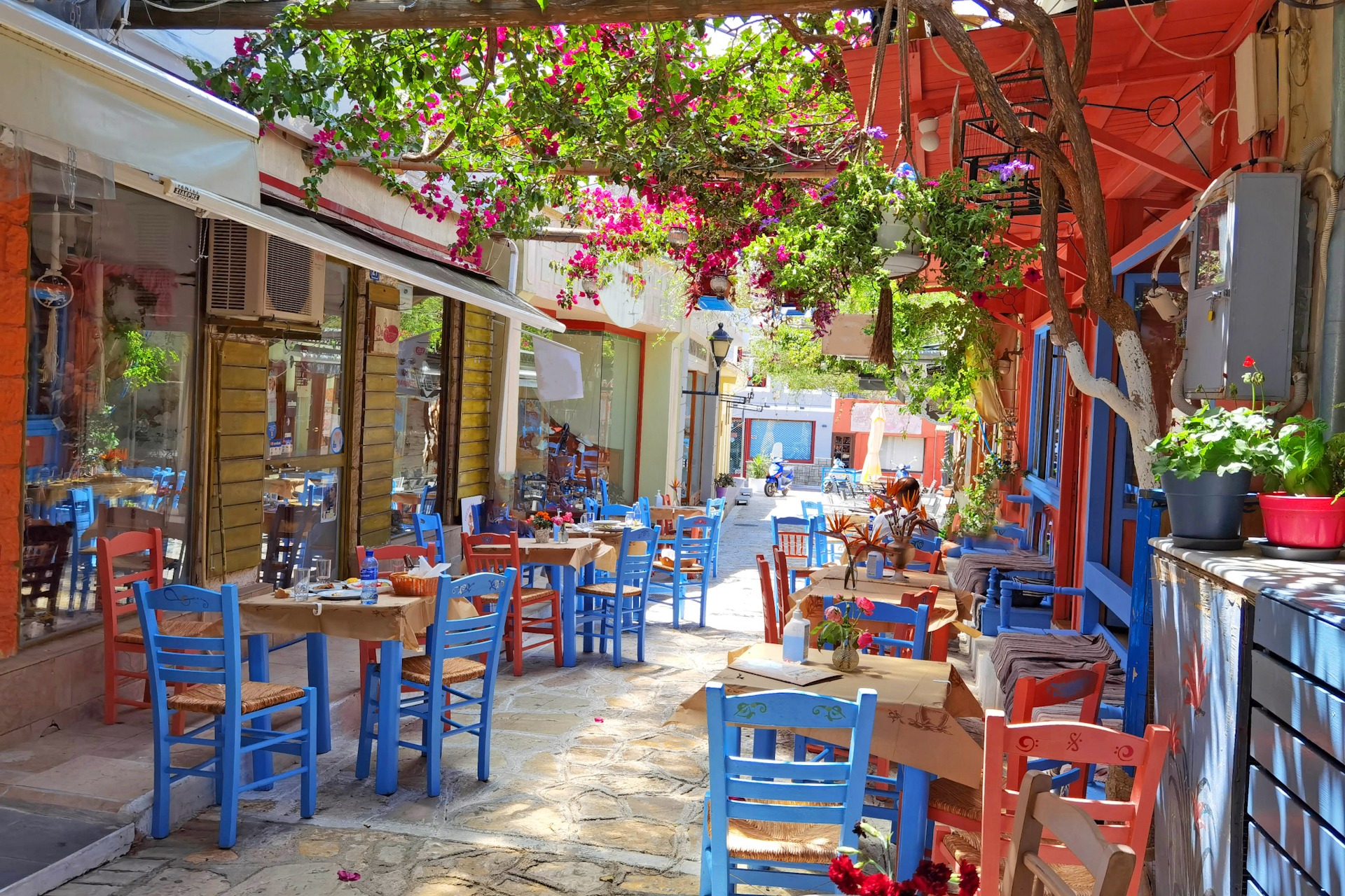 preveza city buildings alleys taverns in the city in summer noo FKK-Lifestyle