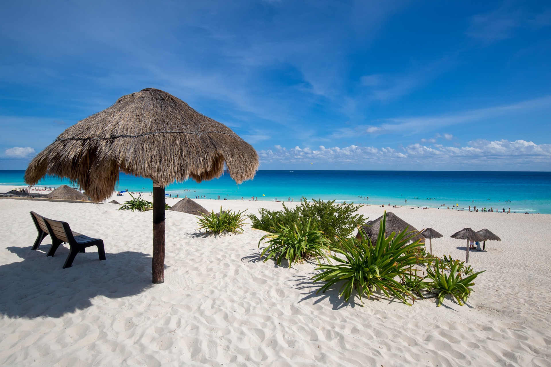 Playa Delfines Cancún – Traumstrand in der Riviera Maya Playa Delfines in Cancún, Mexiko – weißer Sandstrand mit Palapa-Sonnenschirmen und türkisblauem Meer