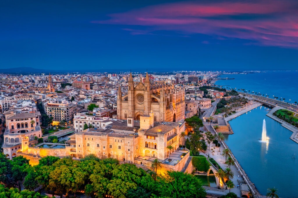 Palma de Mallorca bei Sonnenuntergang – beeindruckende Kathedrale La Seu, Altstadt und Meer, beliebtes Reiseziel auf Mallorca.