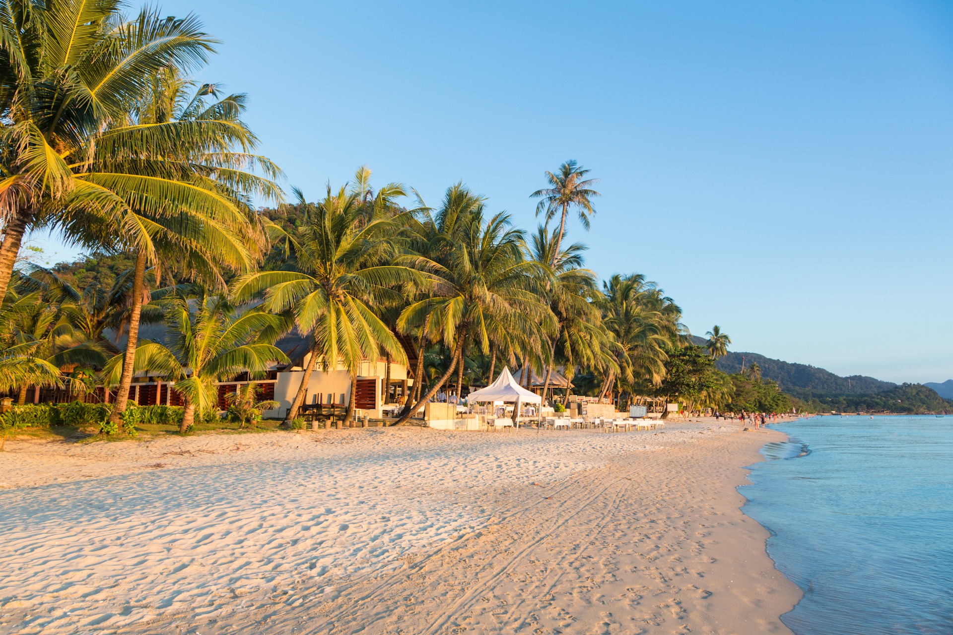 White sand beach in Koh Chang Strand auf Ibiza, Balearische Inseln, Spanien