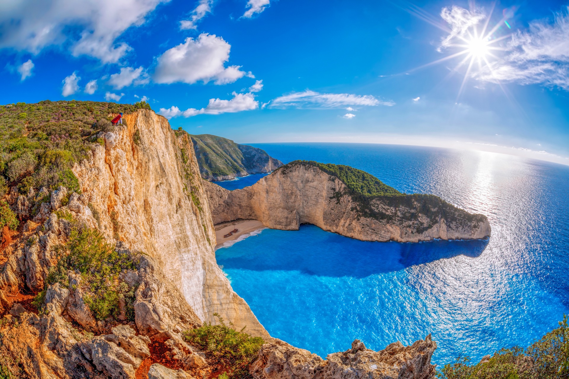 Atemberaubender Blick auf eine Hafenstadt auf Kreta – perfekt für deinen FKK-Urlaub in Griechenland