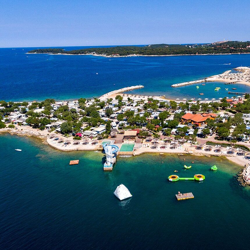 FKK-Resort Valalta in Istrien – Strand, Meer und FKK-Paradies für deinen Traumurlaub FKK-Resort Valalta in Istrien direkt am Meer mit Strand, Pool und grüner Ferienanlage, perfekter Ort für deinen FKK-Urlaub.