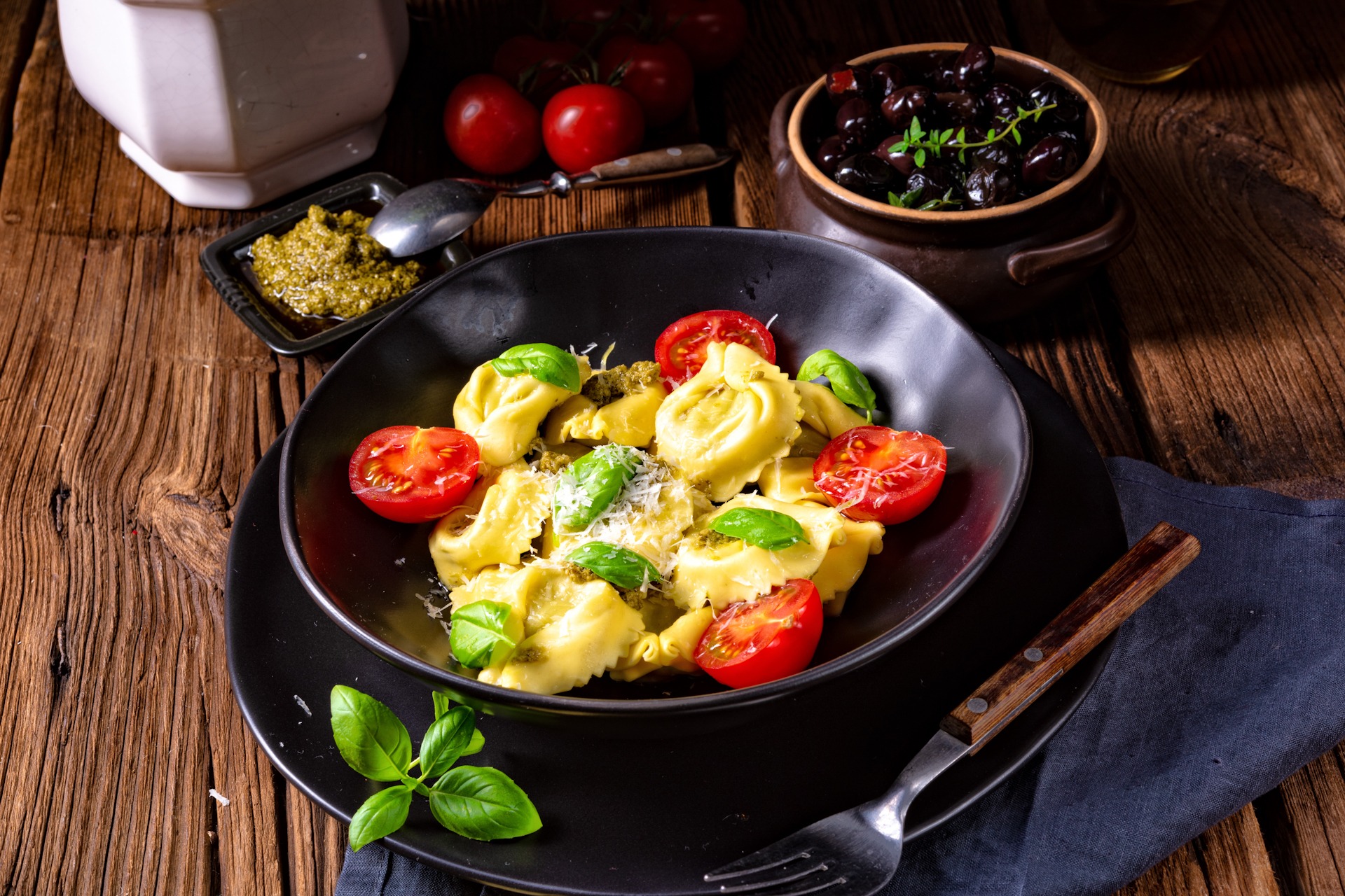 rustic spinach tortellini with cheese and cocktail cocktail toma FKK-Lifestyle