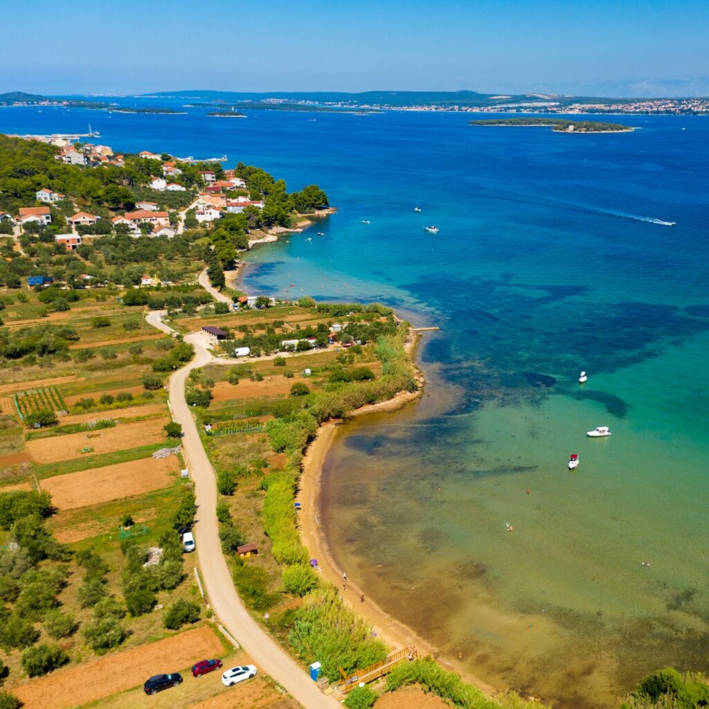 FKK-Strand Sovinje – Insel Pašman FKK-Strand Sovinje auf der Insel Pašman in Dalmatien – ruhiger Naturstrand mit kristallklarem Wasser und grüner Umgebung.
