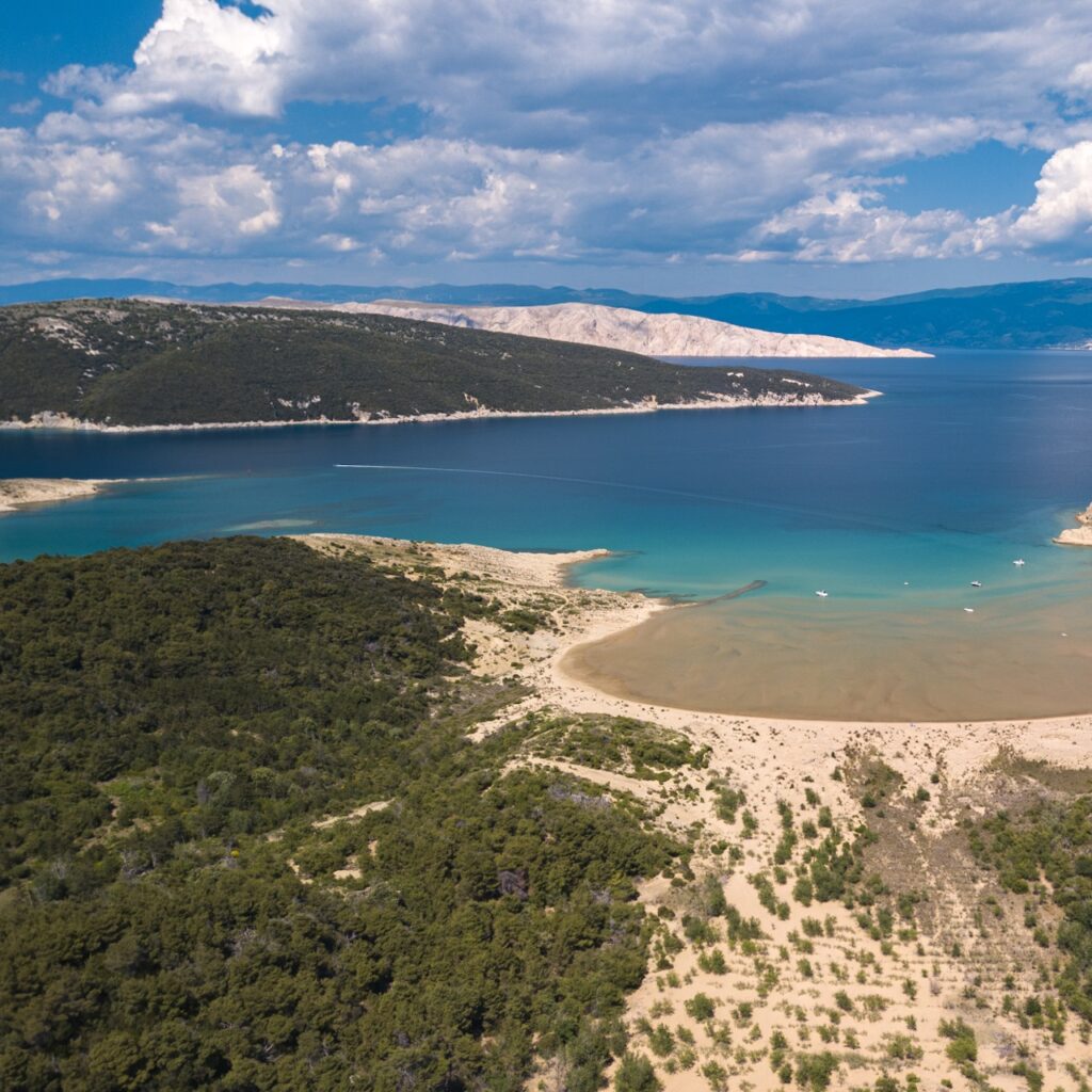 Sahara Beach – FKK-Strand Rab, Kroatien Naturbelassener FKK-Strand Sahara auf der Insel Rab – traumhafte Bucht mit feinem Sand, klarem Wasser und grüner Umgebung, ideal für FKK-Urlaub in Kroatien.