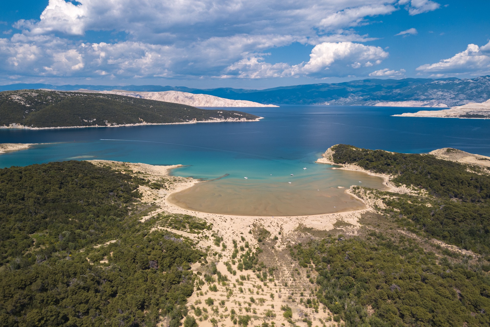 Aerial view of Sahara beach in Rab Island and mainland of Croati Kroatien: Ein Paradies für Natur- und FKK-Liebhaber