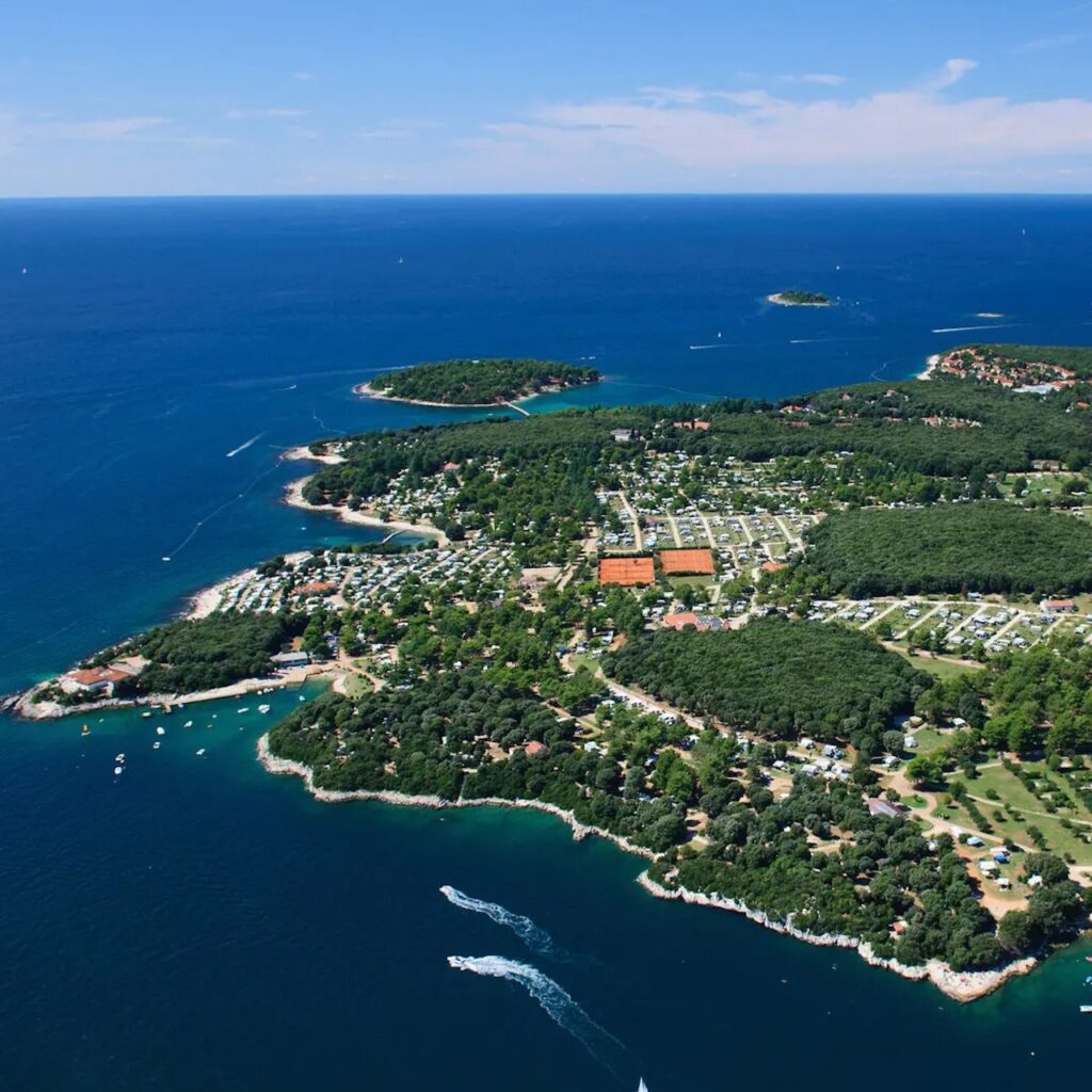 FKK-Resort Koversada Istrien – Das größte FKK-Paradies am Sandstrand Naturist Park Koversada – Istriens größtes FKK-Resort mit Sandstrand, umgeben von Meer und grüner Natur, ideal für FKK-Fans.