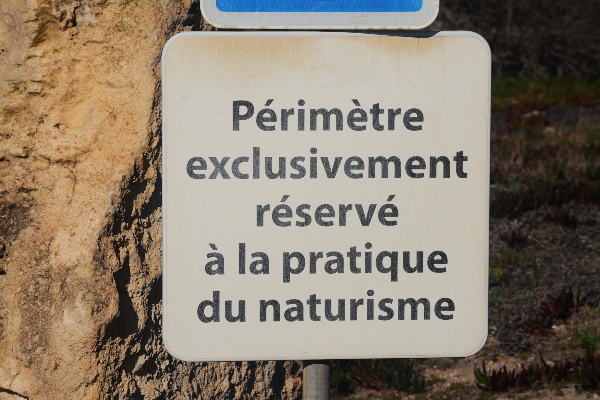 Panneau : périmètre exclusivement réservé à la pratique du Naturist Resort Vritomaris pool-evning Kreta