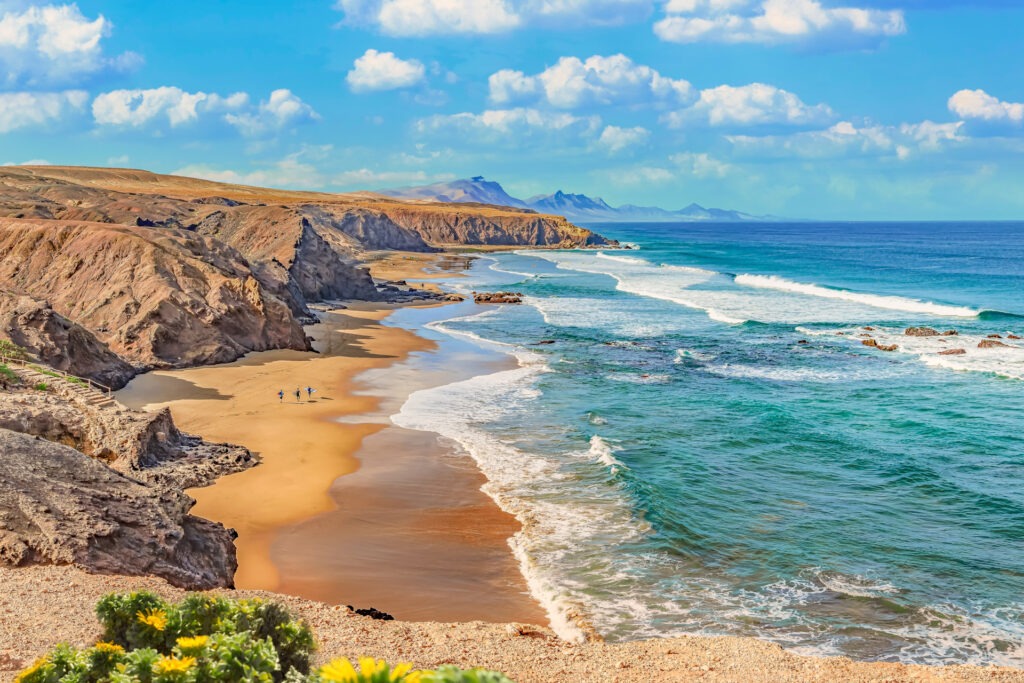 FKK Urlaub auf Fuerteventura mit weitem Naturstrand, türkisblauem Meer und unberührter Küste