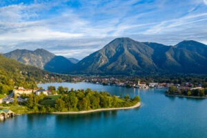 Panoramablick auf den Tegernsee mit Alpenkulisse – Standort der Monte Mare Seesauna, Ort für FKK-Wellness und Entspannung in Bayern.