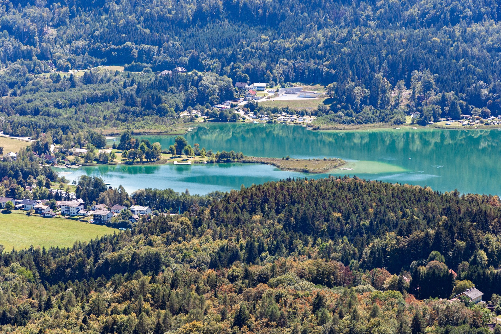Keutschacher See in Kärnten, Österreich FKK-Strand Beautiful adult woman enjoying relaxing day at the spa - Attract