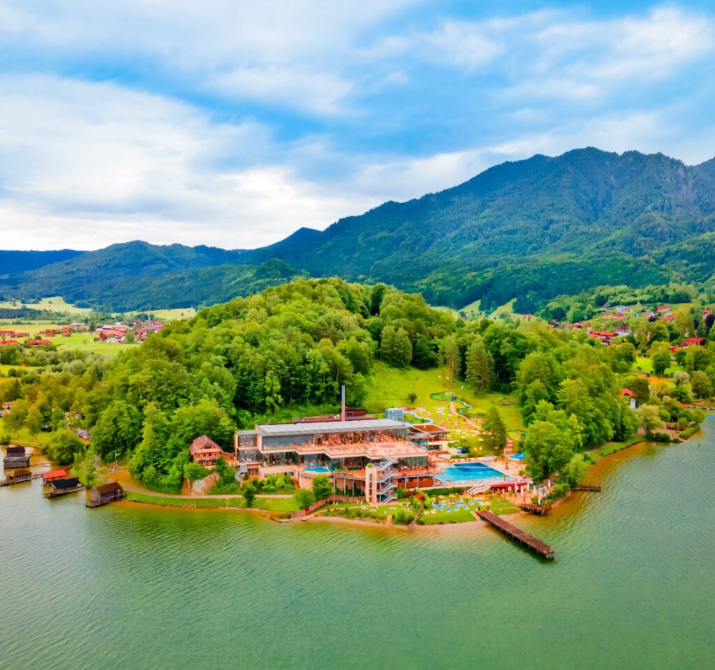 Kristall Trimini Therme Kochel am See – Thermalbecken und Saunalandschaft mit Berg- und Seeblick, Ort für FKK-Wellness und Entspannung in Bayern.