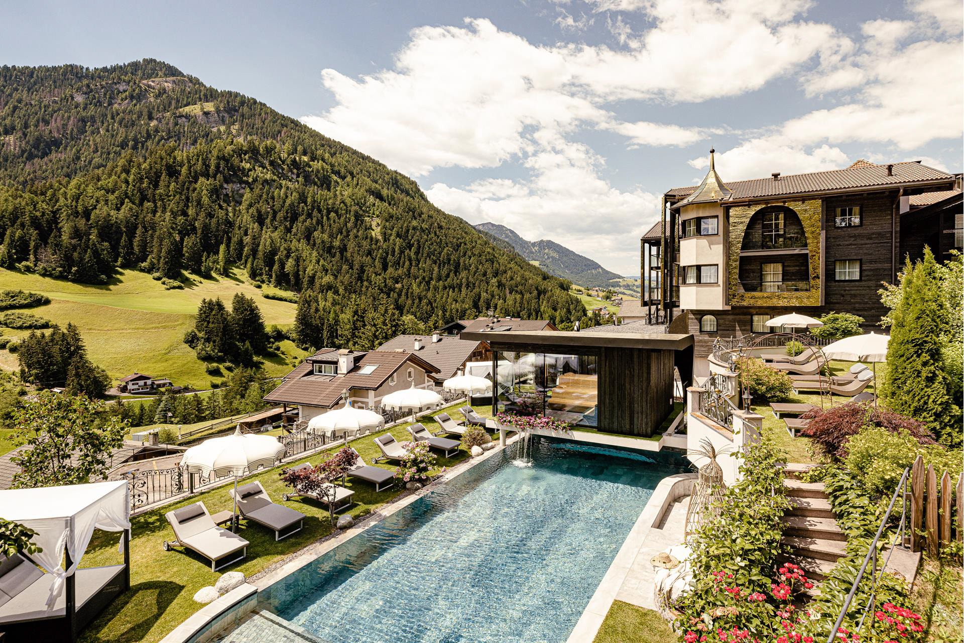 Hotel Alpin Garden Südtirol Italien Ortisei Naturist Resort Vritomaris pool-evning Kreta