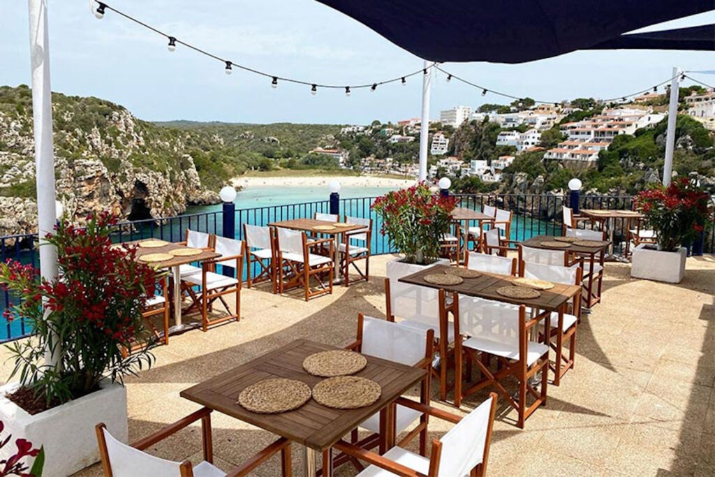 FKK Urlaub Spanien Frau entspannt am Strand mit Meer und natürlicher Atmosphäre