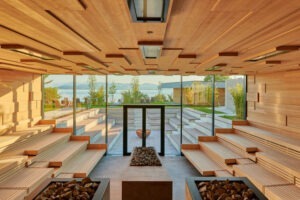 Entspannte Frau im warmen Thermalwasser einer Therme