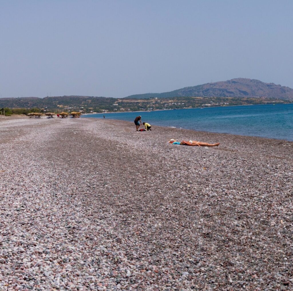 Gennádi Beach – Rhodos: Weitläufiger Strand für entspannte Naturisten Weitläufiger, entspannter Strandabschnitt am Gennádi Beach auf Rhodos, ideal für FKK-Genießer.
