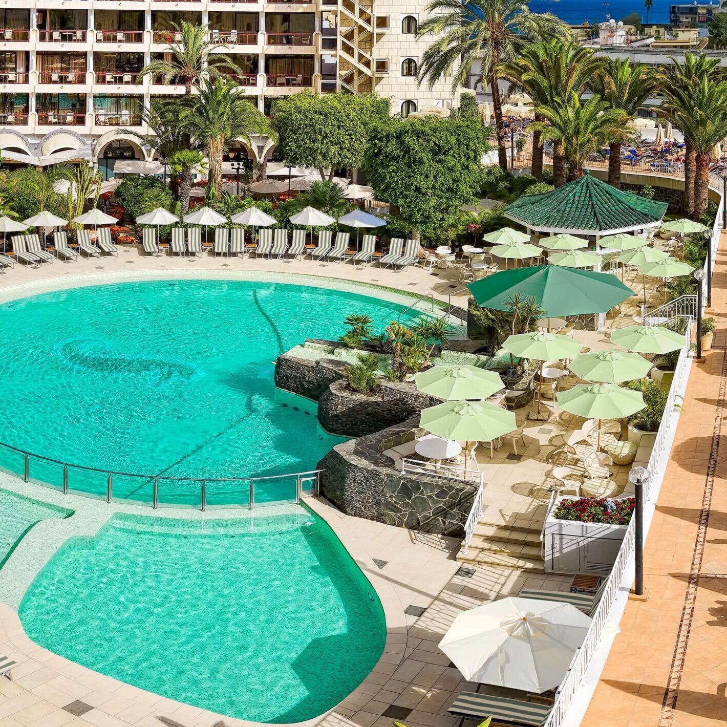 Großer Pool mit Palmen und Sonnenliegen im Seaside Sandy Beach Hotel auf Gran Canaria – perfektes FKK-Urlaubsfeeling