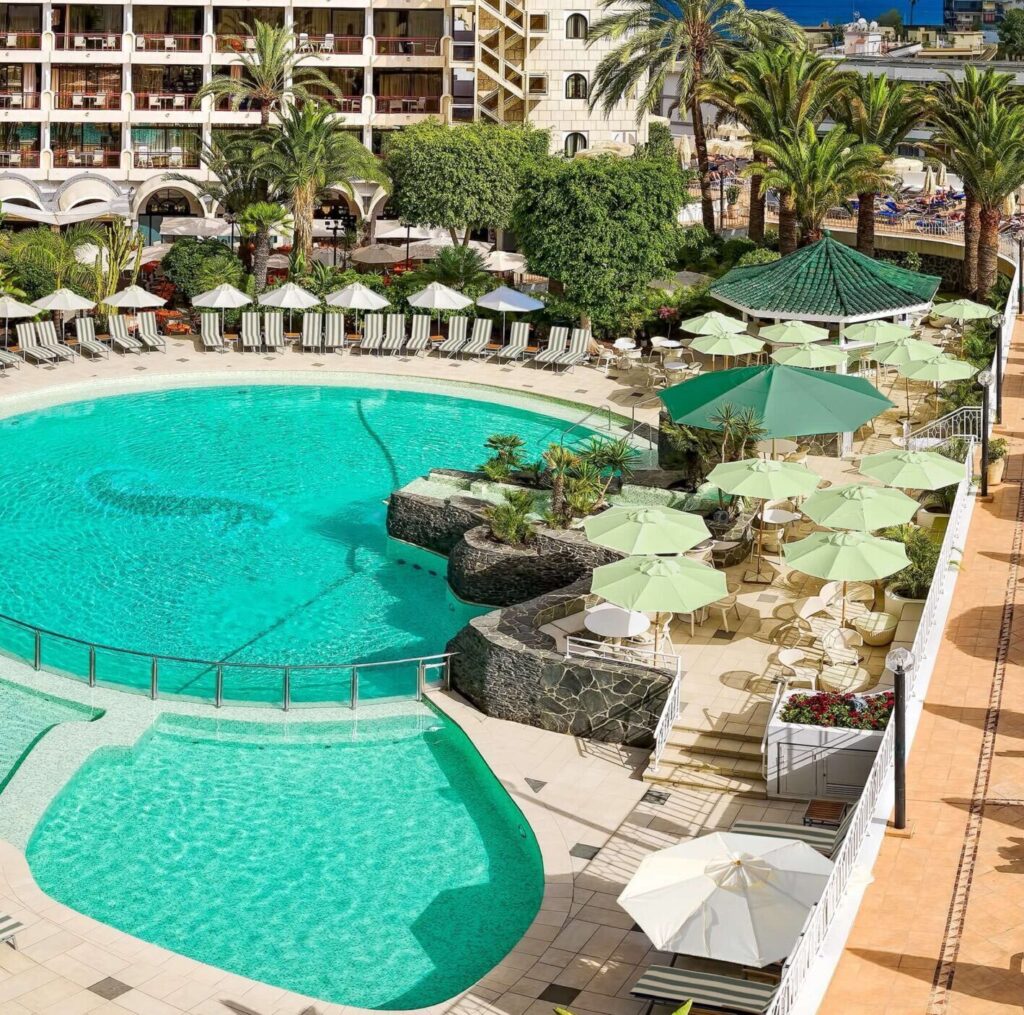 Großer Pool mit Palmen und Sonnenliegen im Seaside Sandy Beach Hotel auf Gran Canaria – perfektes FKK-Urlaubsfeeling