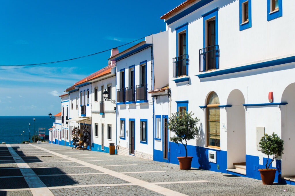 Traditionelle Häuser im historischen Ortskern von Alentejo nahe der Atlantikküste