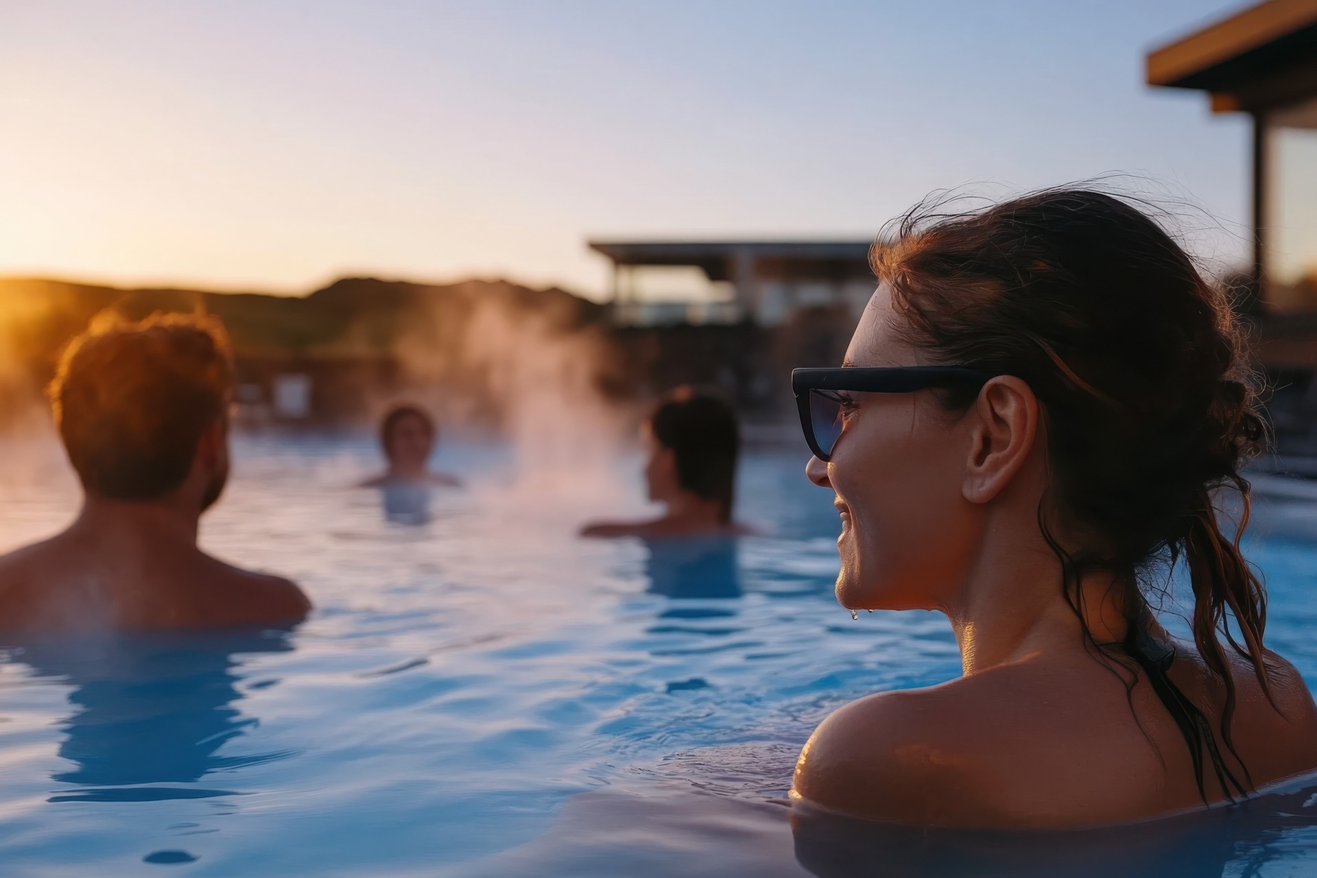 Entspannte Gäste genießen den Sonnenuntergang in einem warmen Außenpool – FKK-Thermenurlaub voller Ruhe und Wohlgefühl.