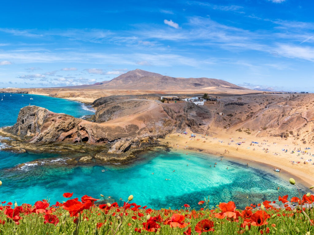 Landscape with Papagayo beach, Lanzarote, Canary Islands, Spain FKK-Strand Playa de Puerto de Las Nieves auf Gran Canaria mit Kieselstrand und FelsenkĂŒste.
