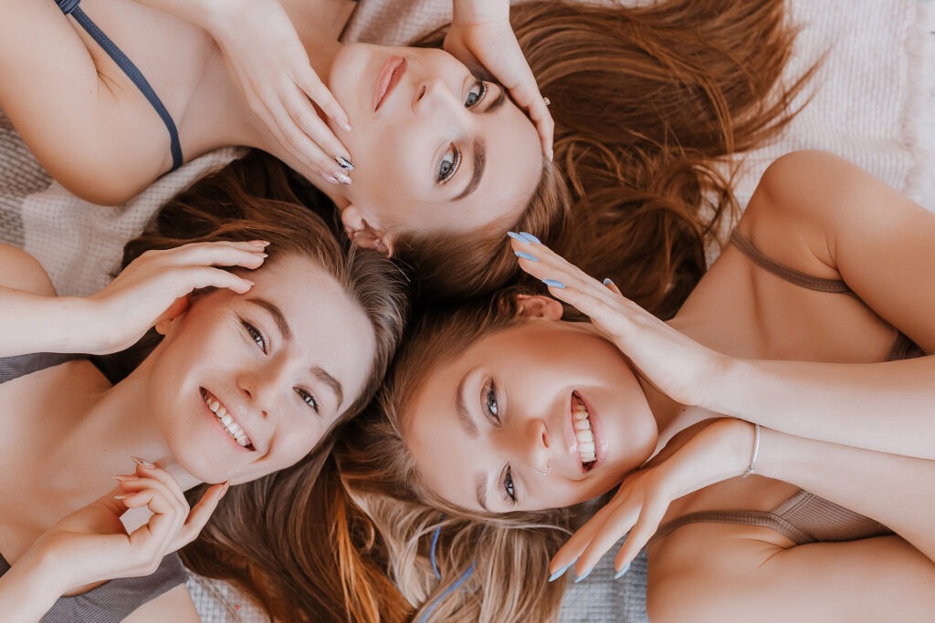 Freundinnen entspannen gemeinsam beim Wellness-Tag – Lachen, Erholung und pure Lebensfreude im FKK-Thermenurlaub.