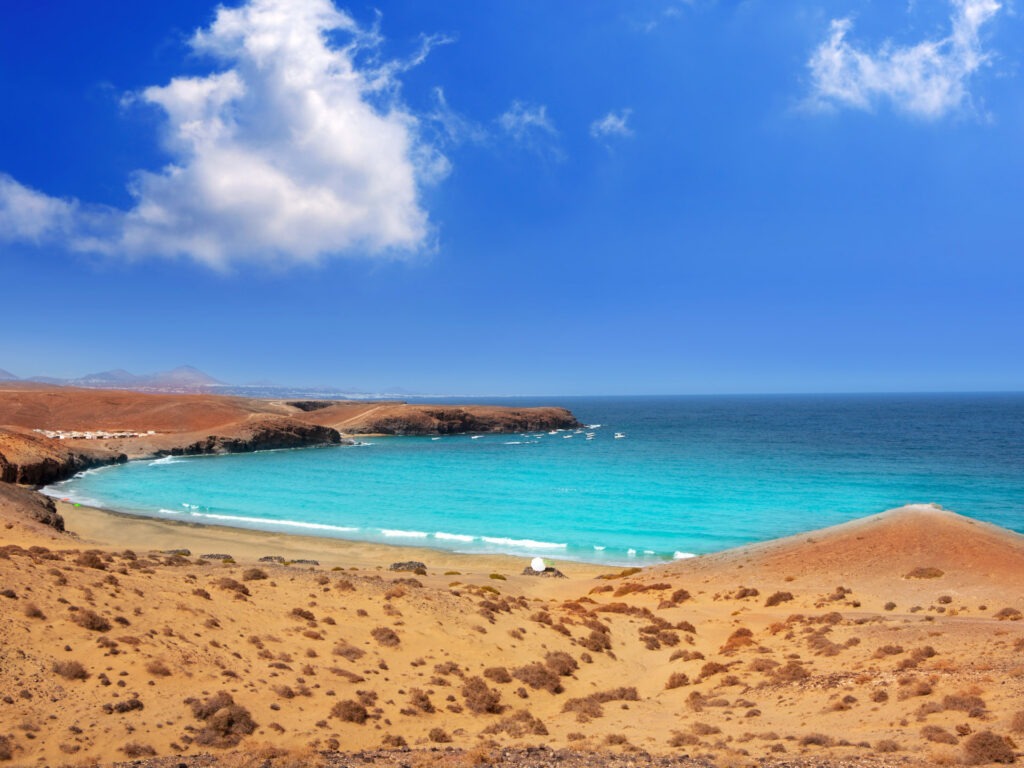 Papagayo caleta del Congrio beach in Lanzarote Felsige NordkĂŒste von Gran Canaria bei Punta de Bañaderos mit schwarzem Sandstrand und Meerwasserpools.