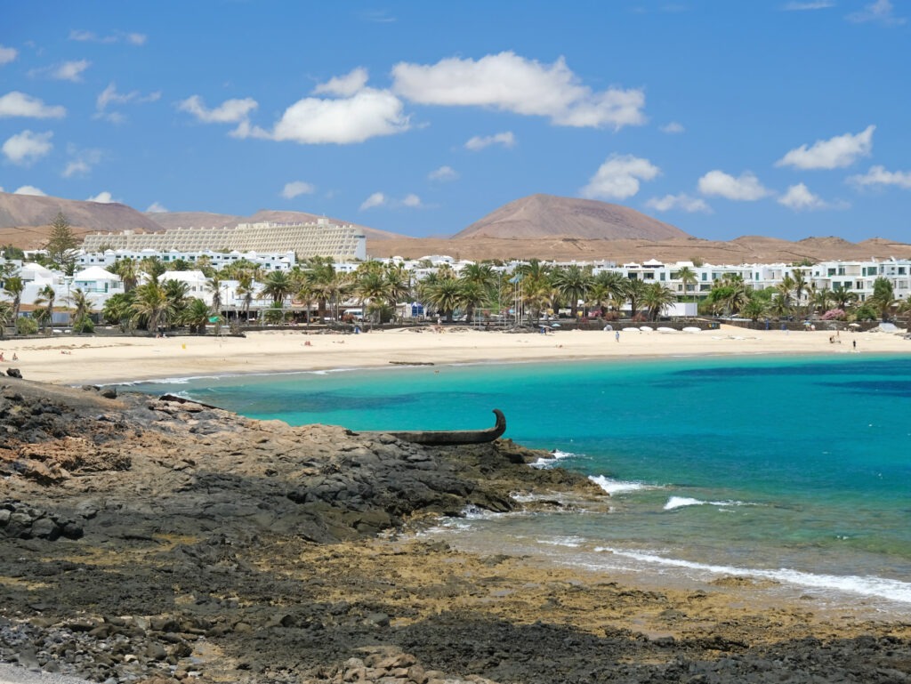 View of a beautiful beach and blue sea at Costa Teguise, Lanzaro FKK-Strand Playa Tiritaña auf Gran Canaria â naturbelassene Bucht mit Sandstrand und Felsen.